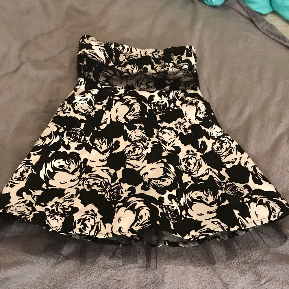 Perfect Brunch Date Dress - Black and White Flower